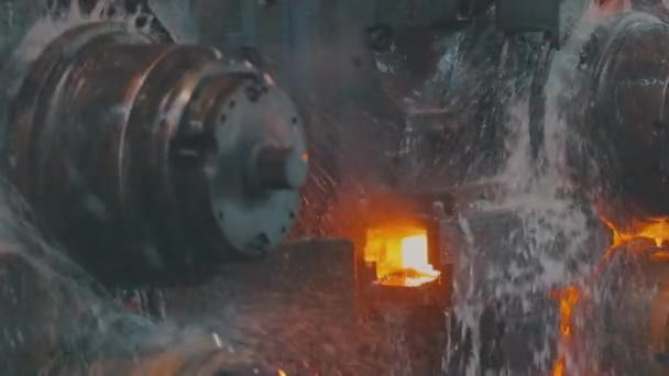Червоний гарячий метал на сучасному заводі. Процес виробництва металу на металургійному заводі. Сучасний металургійний завод — стокове відео