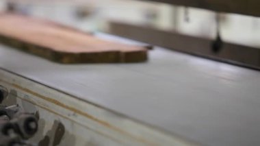 Mobilya endüstrisinde modern otomatikleştirilmiş hat. Mobilya tahtalarının üretimi için otomasyon hattı. Modern mobilya fabrikası