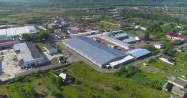 Modern fabrika manzaralı. Yeni bir modern mobilya fabrikasının üzerinde bir uçuş. Mobilya fabrikası üst görünümü