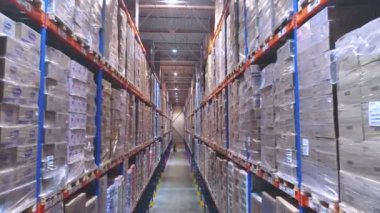 Depoda modern bir forklift. Modern bir depoda iş akışı. Büyük depo üst görünümü
