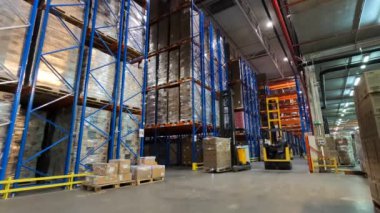 Depoda aktif bir iş. Modern forklift bir depoda çalışıyor. Depoda özel ekipman işi. Endüstriyel iç. Bir depoda forklift işi..