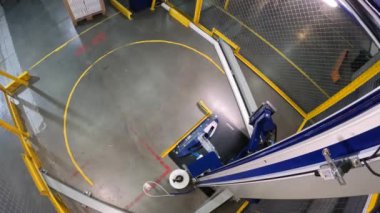 Palet ambalaj makinesi. Plastik film kutularını paketliyorum. Kutu germe ambalaj makinesi. Kutuları bir çemberde plastik bir filme sarmak için makine.