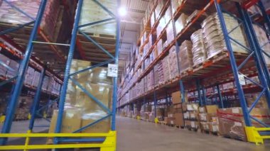 Fabrikada büyük bir depo. Modern Depo 'daki yüksek raflar. endüstriyel iç