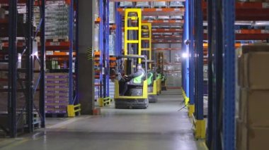 Modern bir depoda iş akışı. Modern forkliftte çalışan bir işçi. Büyük, modern bir depoda çalışıyorum..