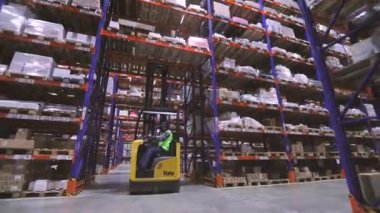Modern bir depoda forklift. Depoda aktif bir iş. Büyük bir şirketin deposu. Depo çalışması.