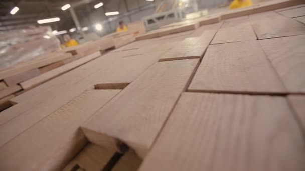 Almacén para barras de madera cuadradas procesadas de cerca. Preparación de barras para la creación de tableros de muebles. Muchas piezas de madera apiladas juntas — Vídeos de Stock