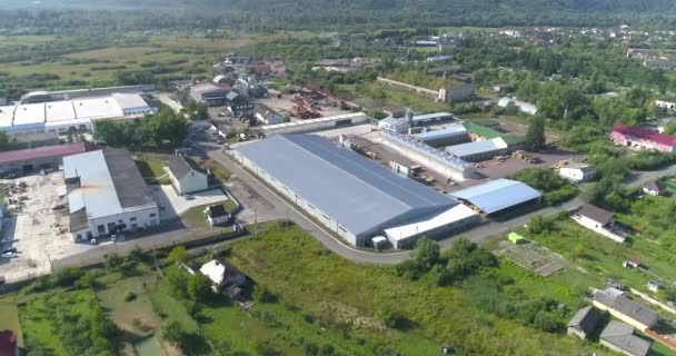 Ovanifrån av en modern fabrik. Stor fabrik i vacker natur. Miljövänlig produktion — Stockvideo