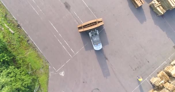Vysokozdvižný vozík přepravuje dřevo továrnou. Let nad dřevozpracující továrnou. Velký pohled na dřevozpracující továrnu. Obecný plán moderní továrny na nábytek — Stock video
