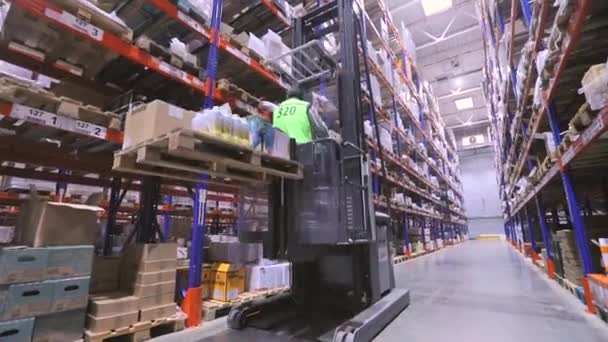 Trabalho no armazém. Carregadores modernos em um grande armazém. Equipamento especial no armazém da fábrica. — Vídeo de Stock