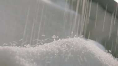 Polipropilen granüller. Düşen polipropilen granüller, yavaş çekim. Polipropilen granüller yakın plan. Örülmemiş Kumaş Fabrikası