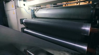 Fabrikada tarım lifleri üretiliyor. Taşıyıcı hattındaki aşınma lifleri yakın plan. Agrofiber üretim süreci