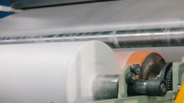 Fabrikada tarım lifleri üretiliyor. Taşıyıcı hattındaki aşınma lifleri yakın plan. Agrofiber üretim süreci