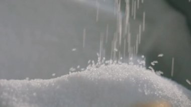 Polipropilen granüller. Düşen polipropilen granüller, yavaş çekim. Polipropilen granüller yakın plan. Örülmemiş Kumaş Fabrikası