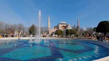 Ayasofya 'nın önündeki çeşme. Cami önündeki çeşme çok güzel, İstanbul. Osmanlı İmparatorluğu 'nun mimarisi. Ayasofya Camii