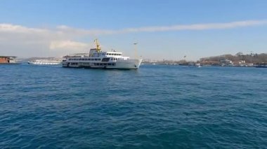 Boğaz 'da yolcu gemisi. Boğaz, Boğaz Körfezi, İstanbul, Türkiye 'de tekneler. Boğaz ulaşımı