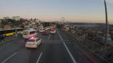 İstanbul Boğazı 'ndaki köprünün önünde trafik sıkışık. İstanbul 'da trafik sıkışık. İstanbul trafik sıkışıklığı