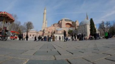 Ayasofya 'nın önündeki insanlar. Aziz Sophie Katedrali. İkonik yer İstanbul. Ayasofya 'nın önündeki turistler