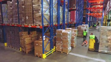 Kutularla dolu bir depoda modern bir forklift. Depodaki modern ekipmanların işi..