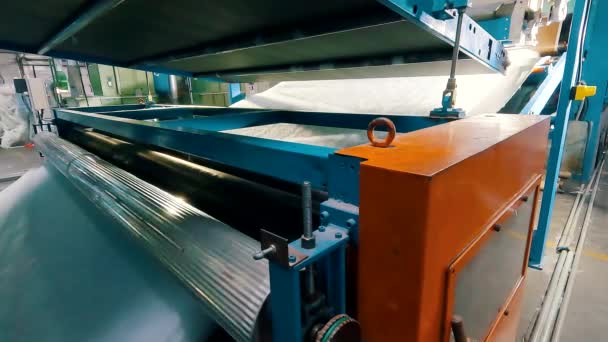 Synthetic winterizer on the conveyor line, close-up. Factory for the production of non-woven materials. Production of synthetic winterizer close-up. Syntepon manufacturing process — Stock Video