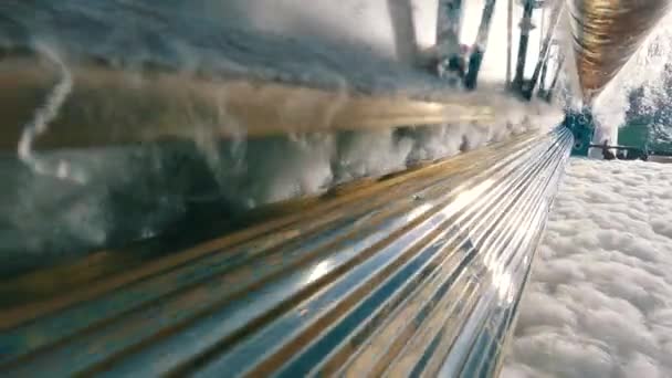 Proces výroby dutých vláken. Jak se vyrábí duté vlákno. výroba dutých vláken. dutá vlákna v netkané textilce. — Stock video