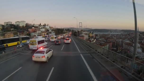 Traffico di fronte al ponte sul Bosforo, Istanbul. C'e 'un ingorgo a Istanbul. Traffico di Istanbul — Video Stock