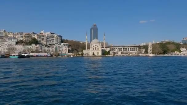 Dolmabahce, Istanbul. Inpoldering van Istanbul. Uitzicht op Istanbul vanaf de boot — Stockvideo