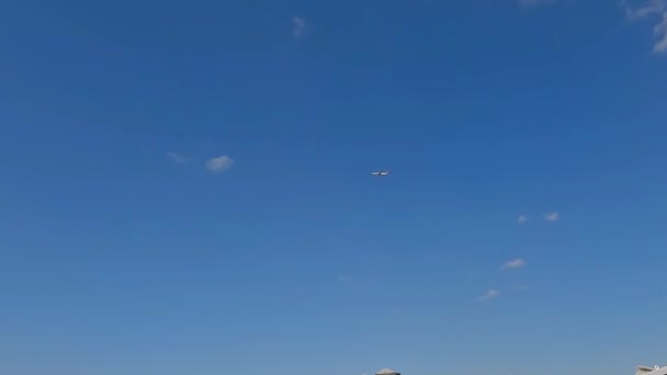 Avión contra el cielo azul. El avión va en una boina. Avión alto en el cielo — Vídeos de Stock