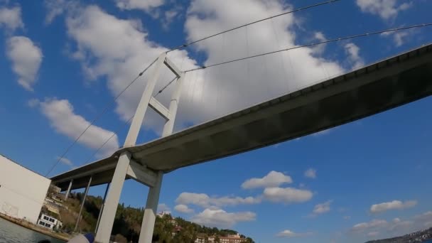 横跨博斯普鲁斯海峡的吊桥土耳其博斯普鲁斯。Bosofry桥。博斯普鲁斯海峡全景 — 图库视频影像