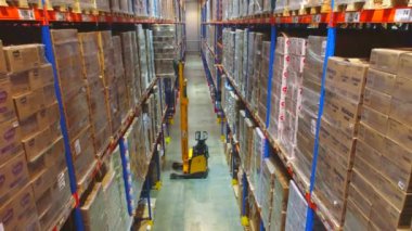 Modern bir depoda çalışıyorum. Büyük bir depoda forklift. Büyük modern depo.