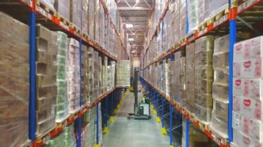 Modern bir depoda iş akışı. Depoda modern bir forklift. Büyük depo üst görünümü