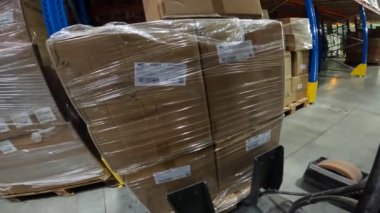 Depodaki bir forkliftin işi. Modern forklift bir depoda çalışıyor. Depoda özel ekipman işi, Pov.