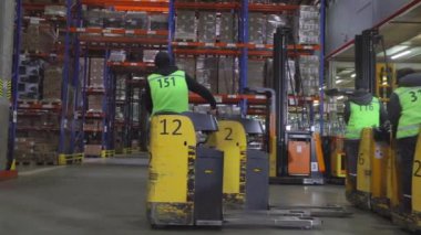 Modern bir depoda iş akışı. Modern forkliftte çalışan bir işçi. Büyük, modern bir depoda çalışıyorum..