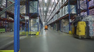 Mallarla dolu büyük bir depo. Yüksek rafları olan çok büyük bir depo. Büyük bir depoda. Modern depo