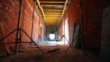 İnşaat halindeki bir binanın içinde. İnşaat endüstrisi. Bir zemin oluşturma süreci. Döşeme işi. biçimlendirme rafı.