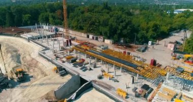 Yeni stadyum manzarasının inşaat sahası. Yukarıdan yeni bir modern stadyum inşa ediliyor. Bir spor kompleksinin inşası.