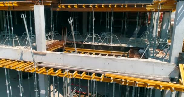 Luftaufnahme der Stahlbetonkonstruktion. Bauarbeiter stellen Schalungen auf der Baustelle für ein neues Stadion her. Bau eines modernen Fußballstadions. — Stockvideo