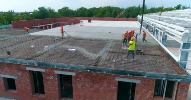 Creación de losas de hormigón. Construcción de un nuevo complejo de resistencia, vista superior. Los trabajadores crean encofrados de hormigón — Vídeo de stock