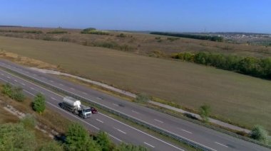 Yakıt kamyonu yol boyunca gidiyor. Yakıt kamyonu şehrin dışındaki otoyolda gidiyor.