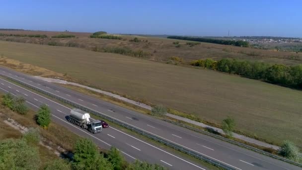 연료 트럭 이 도로를 따라 달리고 있습니다. 도시 외곽 의고 속도로 에서 달리는 연료 트럭 — 비디오