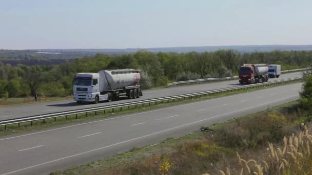 Ciężarówka z paliwem jedzie wzdłuż drogi. Ciężarówka paliwa jazdy na autostradzie poza miastem — Wideo stockowe