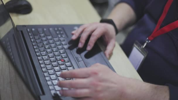 Männliche Hände tippen Text in Großaufnahme auf die Laptop-Tastatur. Der Mann tippt auf der Laptop-Tastatur. — Stockvideo