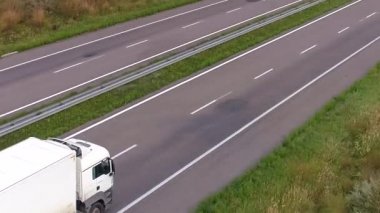 Yeşil çimen manzaralı, modern otoyolda kamyon turu. İHA 'dan yola çıkan kamyon..