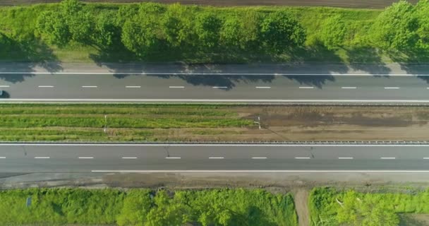 Droga z widokiem na góry samochodów. Autostrada poza miastem, pola na skraju drogi — Wideo stockowe