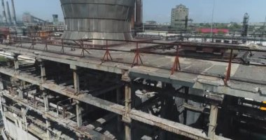 Fabrikada eski bir soğutma kulesi. Eski nemli soğutma kulesi havadan görüntüsü. Soğutma kulesi