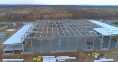 Büyük bir otomatik depo inşaatı. Bir depo inşaatı üzerinde uçuş. inşaat havadan görüntüsü