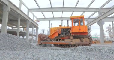 İnşaat alanında sarı buldozer. İnşaat alanında buldozer. Ağır inşaat ekipmanları
