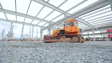 İnşaat alanındaki inşaat makineleri. Ağır inşaat malzemeleri. Sarı buldozer inşaat alanında çalışıyor. İnşaat alanında sarı buldozer..