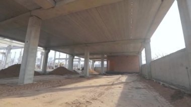 Güçlendirilmiş beton yapısı olan bir inşaat alanı. Büyük bir sanayi binasının inşaatı. İnşaat alanında endüstriyel iç mekan.