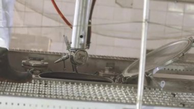 Kamyon tankını içeriden temizliyorum. İç yıkama ve tankların buharı. Tanker kimyasal temizlik işinde..