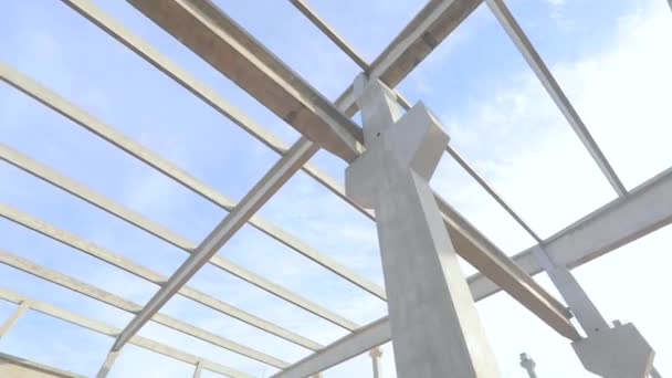 Stärkt betongtak. Förstärkt betongkonstruktion mot himlen — Stockvideo